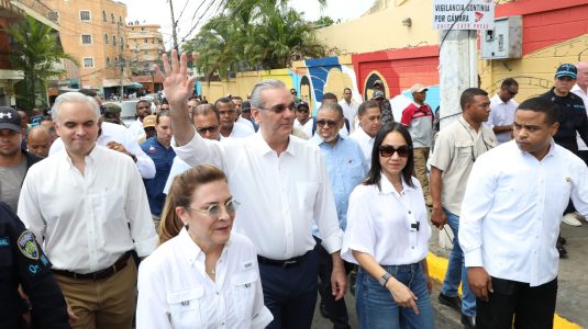 Presidente Abinader visita el barrio Capotillo y dice que quiere cambiar su imagen