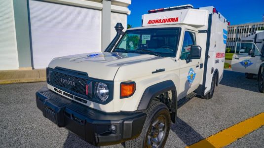 Ministerio de Defensa entrega cuatro ambulancias al Cesac para fortalecer la seguridad aeroportuaria nacional