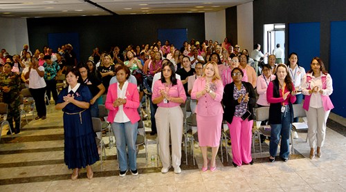 MOPC impulsa la prevención del cáncer de mama con charla sobre salud integral y bienestar