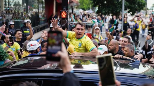 Flávio Bolsonaro arremete contra Lula y el Supremo en una manifestación en São Paulo
