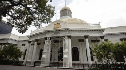 Los venezolanos siguen el diálogo entre el Gobierno y la oposición con escepticismo