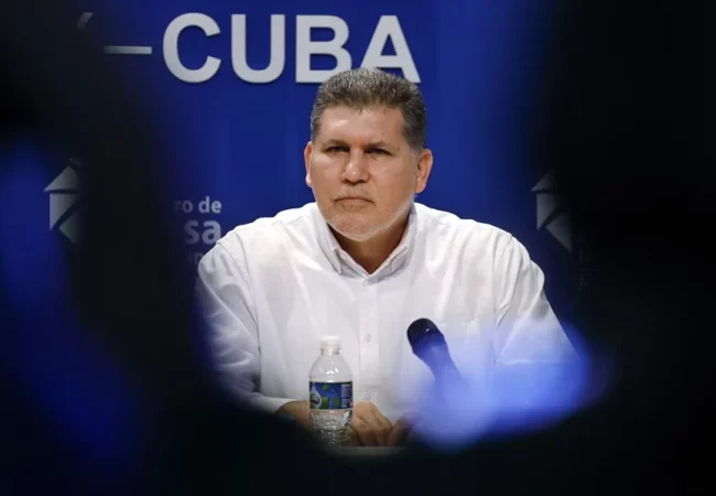 Cuba autoriza la contratación directa, cuentas bancarias en el exterior y la apertura turística