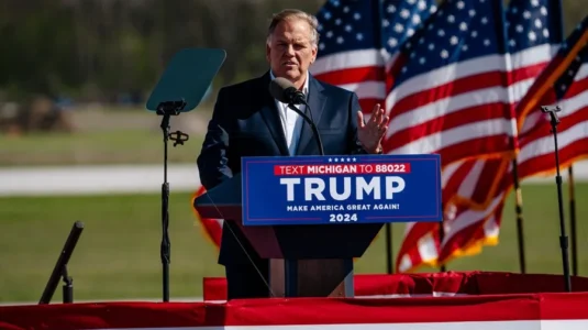 El candidato republicano al Senado en Michigan le pide a Trump poner fin a la guerra comercial con Canadá