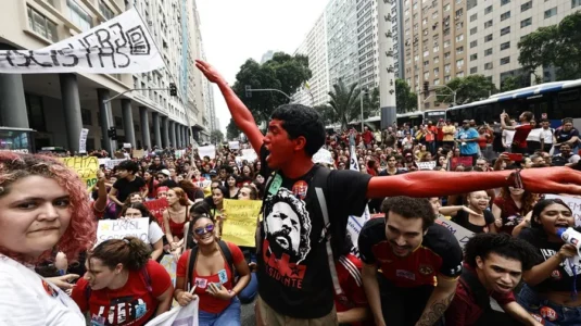 Miles de estudiantes se toman el centro de Río de Janeiro en un acto contra Flávio Bolsonaro y a favor de Lula