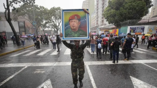 Cientos de venezolanos salen a las calles para recordar el último triunfo electoral de Chávez