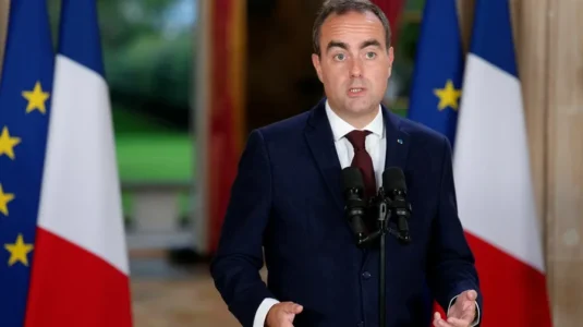 Lecornu reconoce que angustia estudiantil «no surge de la nada» y promete dar respuestas